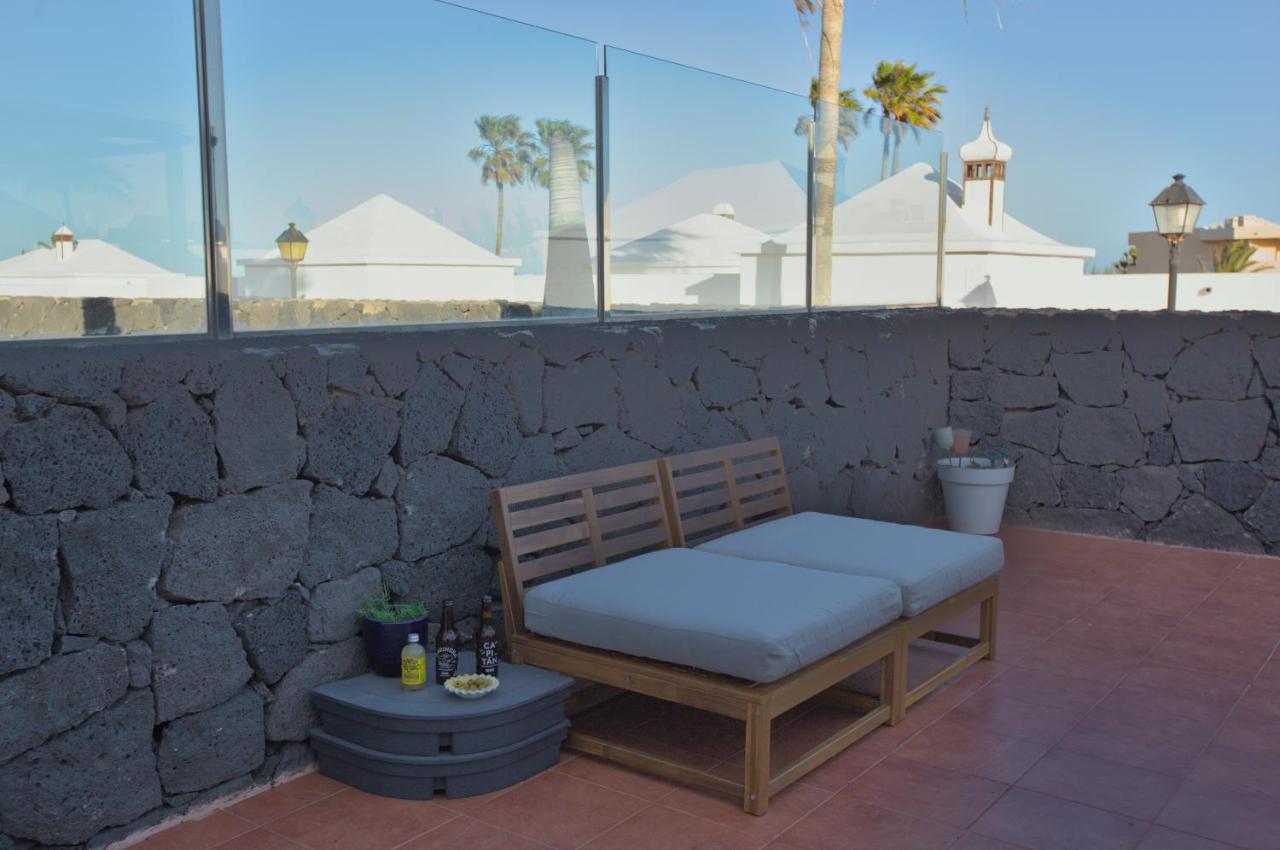 Wind-protected terrace at Casa Los Alisios with glass barriers and lava-stone wall