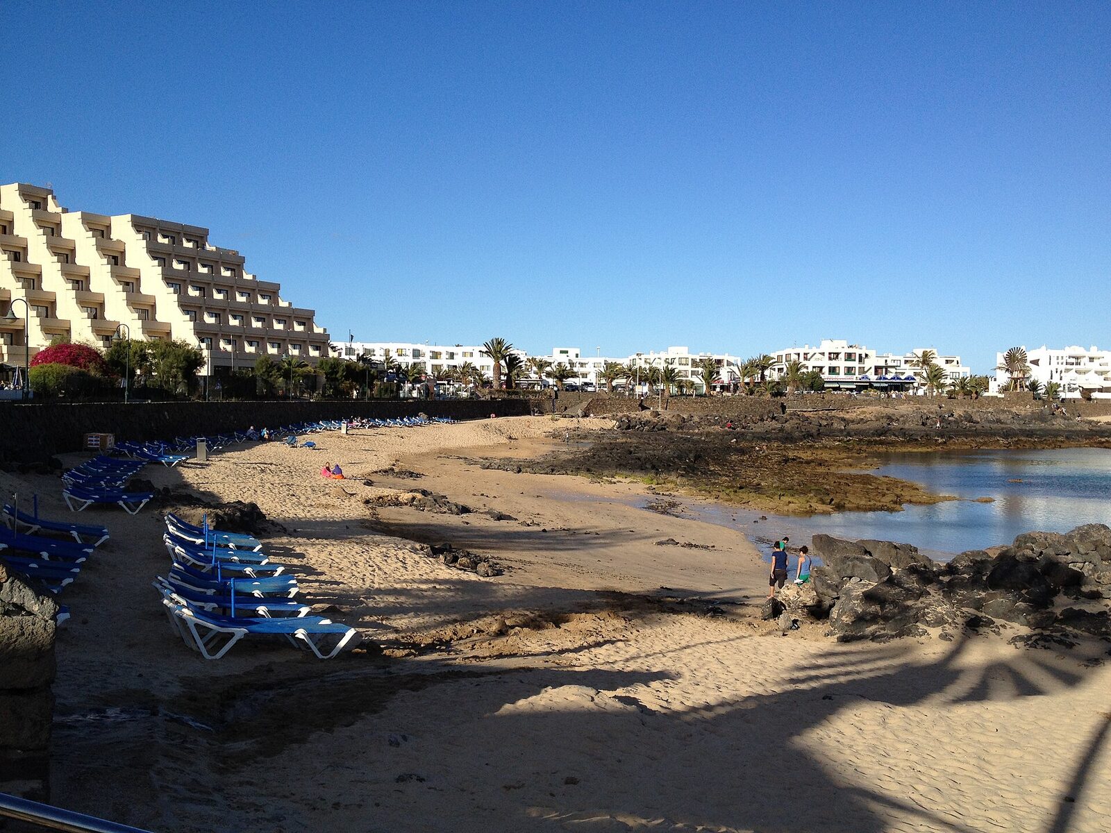 The sheltered sandy bay and sunbeds at Playa del Jablillo, Costa Teguise